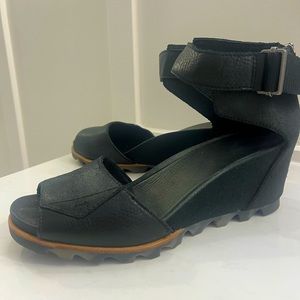 Sorel Black Wedge Bootie, like new, Size 11